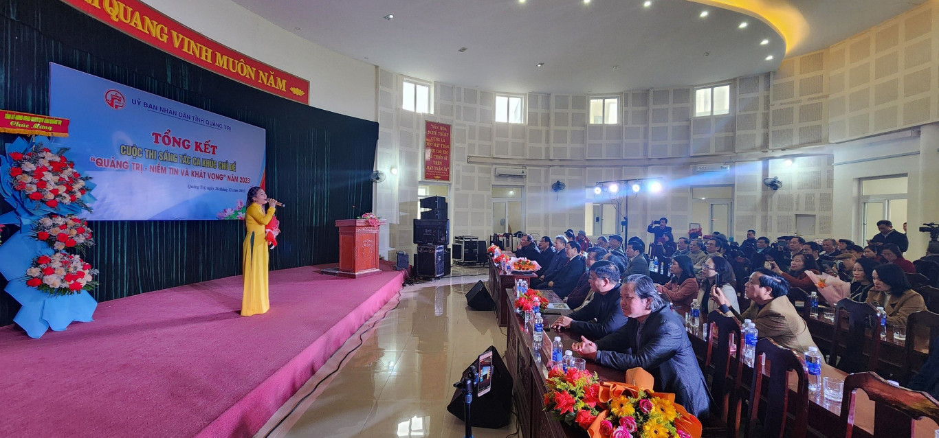 Những ca kh&uacute;c đạt giải được c&aacute;c ca sĩ biểu diễn tại lễ trao giải - Ảnh: L.T